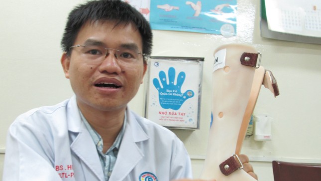 Bác sĩ Hưng chia sẻ phương pháp dùng nẹp hỗ trợ chữa trị gối ưỡn