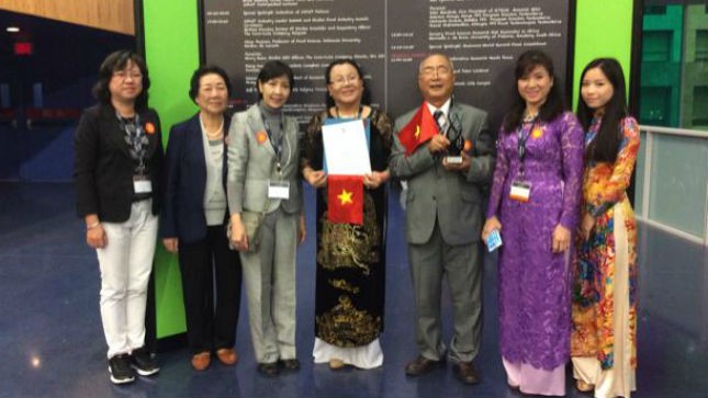 Chủ doanh nghiệp Trà Hoàn Ngọc (đứng giữa) nhận giải thưởng công nghiệp thực phẩm toàn cầu IUFoST 2014.