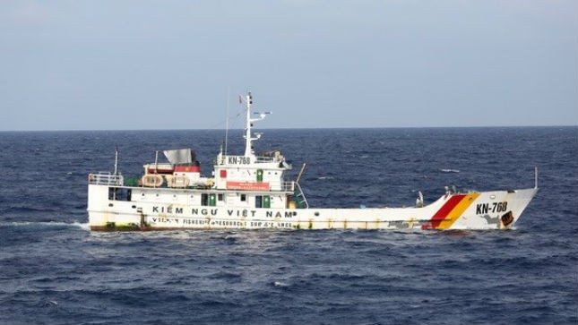 Tàu kiểm ngư Việt Nam thực thi pháp luật trên vùng biển thuộc chủ quyền lãnh thổ của Việt Nam
