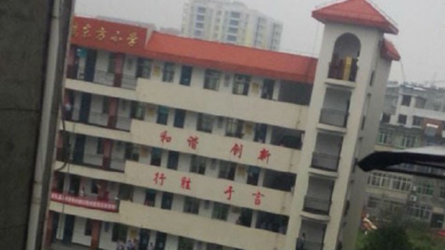 Trường tiểu học Dongfang sau vụ đâm chém sáng 1/9 (Nguồn: Sina Weibo)