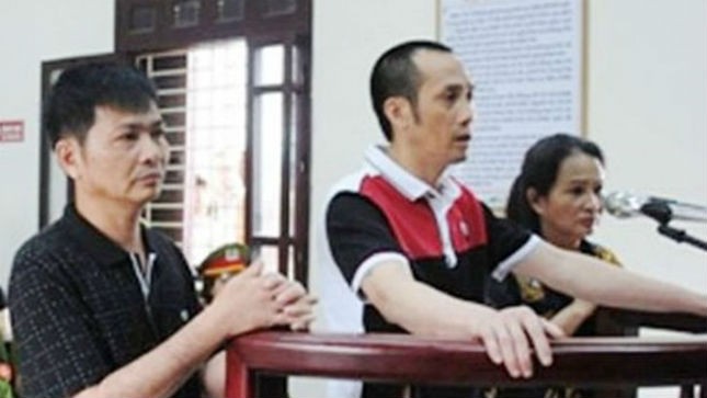 bị cáo Tuấn “thần đèn” và chị gái Nguyễn Thị Hương trước vành móng ngựa.