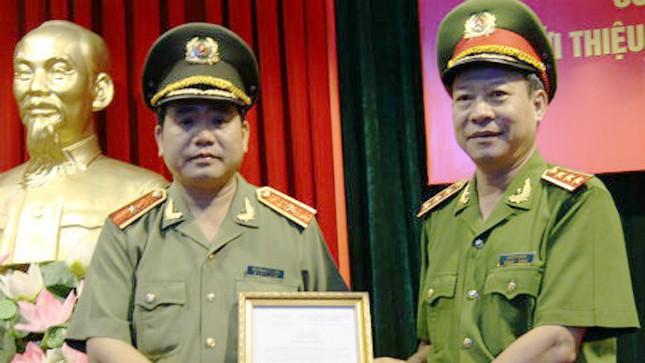  Thứ trưởng Lê Quý Vương trao thư khen cho Giám đốc Công an TP Hà Nội. (Ảnh: Cổng thông tin điện tử Bộ Công an).