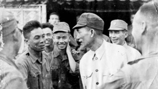 Năm 1968, Tướng Vương Thừa Vũ - Phó Tổng Tham mưu trưởng (mặc áo trắng hàng trên) về thăm Trung đoàn Thủ đô.