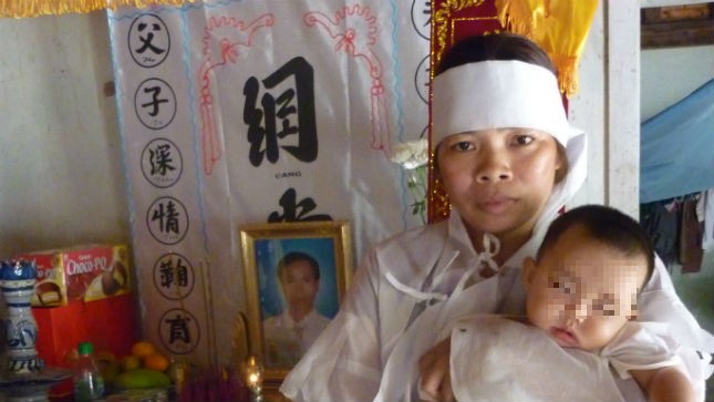 Anh Nguyễn Văn Anh mất đi, để lại cha mẹ già, người vợ tật nguyền và 2 con thơ dại.