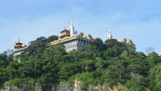 Ngôi chùa nhìn từ xa