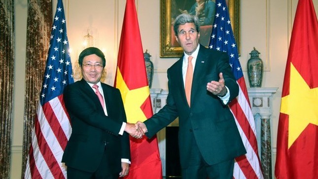 Phó Thủ tướng, Bộ trưởng Ngoại giao Phạm Bình Minh bắt tay với Ngoại trưởng Mỹ John Kerry trong chuyến thăm Mỹ (Ảnh: Tuấn Đạt/Vietnam+)