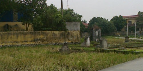Vị trí ngôi mộ nay đã được doanh nghiệp xây dựng nhà xưởng, bên ngoài vẫn còn nhiều ngôi mộ.