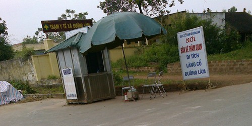 chốt bán vé được lập ngay đầu cổng làng.