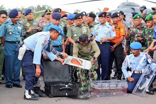 Thiết bị ghi dữ liệu hành trình của chuyến bay QZ8501 được đặt vào một thùng trong suốt chứa nước ngọt khi tới sân bay ở Pangkalan Bun. Ảnh: Channel News Asia.