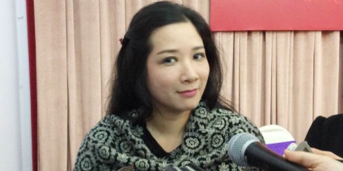 Thanh Thanh Hiền trả lời phỏng vấn trong buổi ra mắt đĩa “Hài Tết 2015”  do Tứ vân Media sản xuất