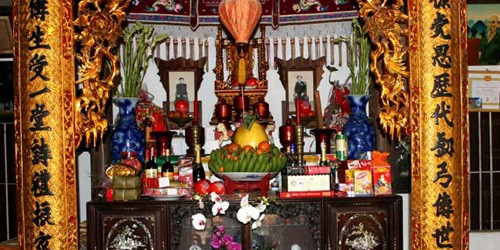 Bàn thờ gia tiên theo lối truyền thống của người Việt