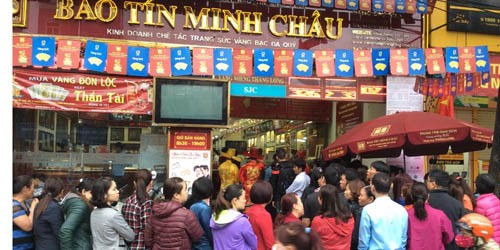 Người dân xếp hàng chờ mua vàng ở Bảo Tín Minh Châu