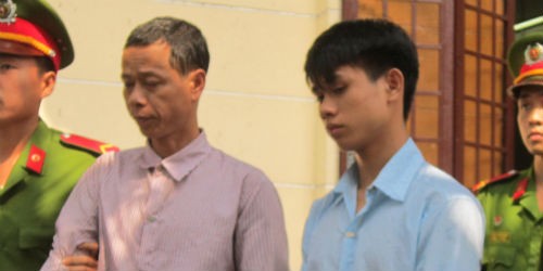 Sau phiên tòa, hai cha con Bình lại về trại thụ án.