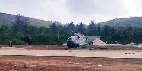 Hiện trường vụ trực thăng quân sự rơi sáng nay trên đảo Phú Quý (tỉnh Bình Thuận). Ảnh: P.H.