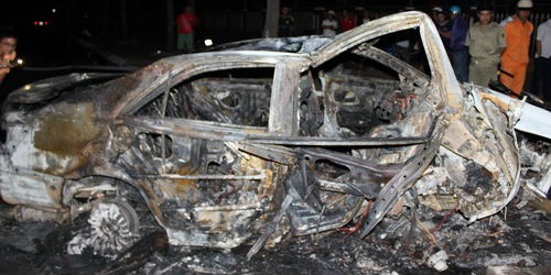 Chiếc ôtô cháy rụi sau tai nạn. Ảnh: Xuân Mai