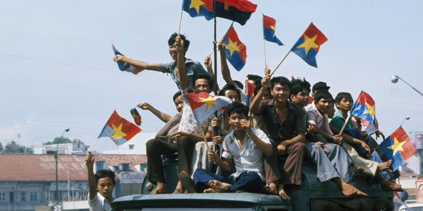 Người Sài Gòn đổ ra đường mừng ngày thống nhất đất nước 30/4/1975