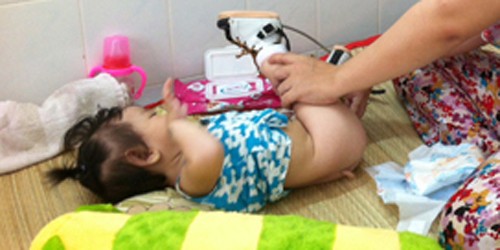Bé gái được mẹ chăm sóc ở Bệnh viện Nhi Đồng 2.