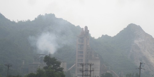 Nhà máy xi măng Hoàng Long nhả khói bụi.