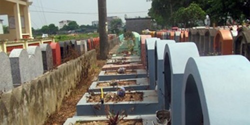 Nghĩa trang nơi Kiên đập phá hàng trăm bát hương.