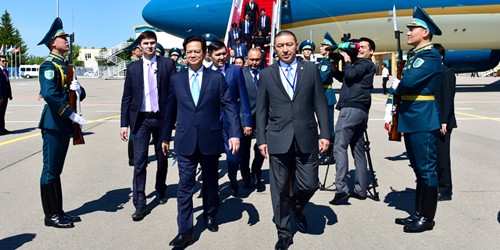 Thứ trưởng Bộ Ngoại giao Kazakhstan đón Thủ tướng ở sân bay. Ảnh: VGP/Nhật Bắc
