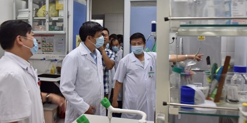 Thứ trưởng Y tế Nguyễn Thanh Long (áo trắng đứng giữa) kiểm tra tại Bệnh viện Bệnh Nhiệt đới Trung ương. Ảnh: Moh.