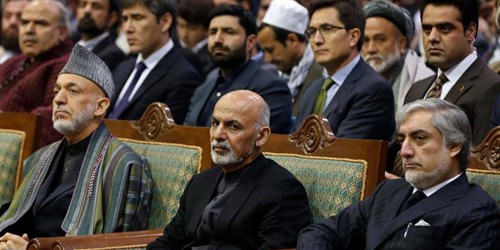 Tổng thống Ashraf (giữa) và cựu Tổng thống Hamid Karzai (trái).