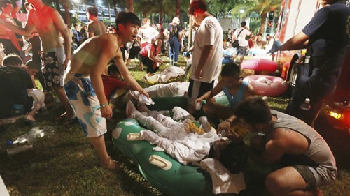 Bột màu phát nổ trong công viên nước, gần 500 người bị thương