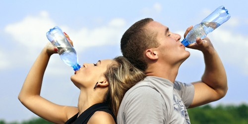 Những ngày nắng nóng, nên uống nước nhiều hơn để bù lại lượng nước bị mất