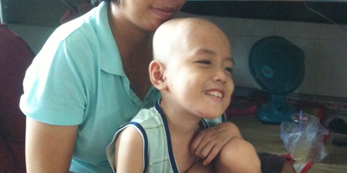 háu Huy đang nằm trong bệnh viện nhờ sự chăm sóc của người dì