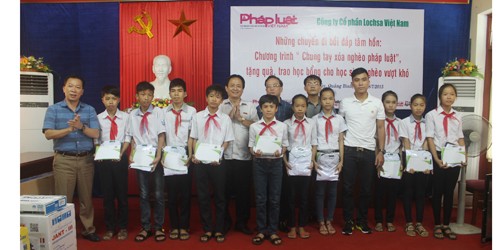 Các em học sinh nhận học bổng và quà của Công ty Cổ phần Lochsa Việt Nam