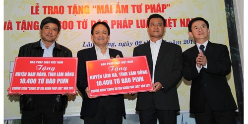 Phó tổng biên tập Đặng Ngọc Luyến trao tặng báo cho hai huyện Lâm Hà và Đam Rông, với sự chứng kiến của ông Phan Văn Đa - Phó Chủ tịch UBND dân tỉnh Lâm Đồng (ngoài cùng bên phải).