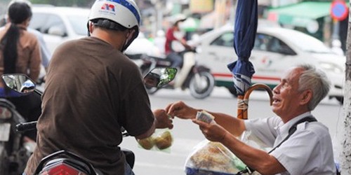 Ông Quang hơn chục năm dò dẫm bán bánh giữa ngã tư đường.