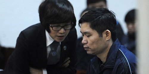 Nguyễn Mạnh Tường và luật sư bảo vệ quyền và lợi ích hợp pháp của mình tại phiên tòa sơ thẩm.
