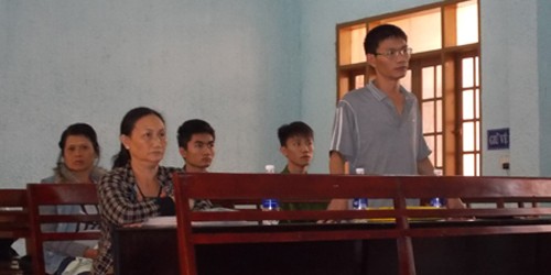 Gia đình bà Oanh tại phiên xử ngày 12/8 (Thiên Thư/dantri.com.vn)