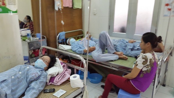 Điều trị bệnh nhân sốt xuất huyết tại Bệnh viện Bệnh Nhiệt đới Trung ương. Ảnh: Trần Lâm