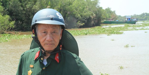 Trung tá Lạc đi làm hồ sơ khen thưởng cho đội nữ du kích mật và Má Ba Cơm Nguội (ảnh chụp tháng 5/2015 trên sông Vàm Cỏ)