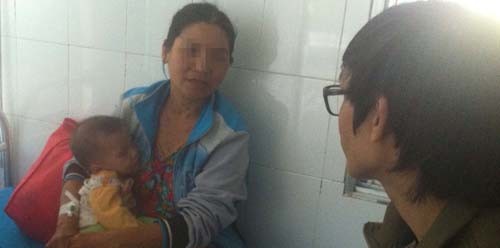 Chị Hương kiệt sức nằm viện sau khi chạy trốn từ Trung Quốc về Việt Nam.