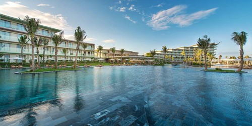 Bể bơi nước mặn lớn nhất Việt Nam, nằm trong vòng cung của khách sạn À La Carte Sầm Sơn
