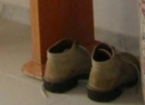 Đôi giày trong bức ảnh người vợ gửi cho chồng xem, bị anh chồng quy tội ngoại tình. Ảnh: Metro.