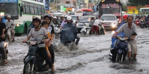 Đường phố TP.HCM ngập nước sau một cơn mưa 
