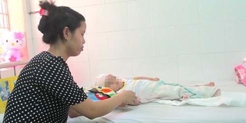 Bé Nông Ngọc Minh T. lúc đang điều trị tại Bệnh viện Nhi đồng Đồng Nai
