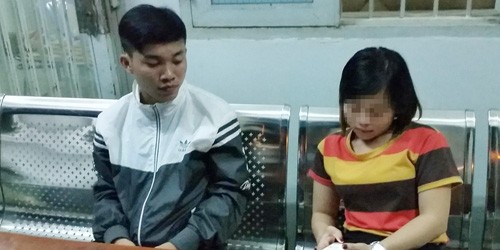Anh Duyên và bạn gái tại Công an phường Đông Hưng Thuận vào đêm bị giữ xe.