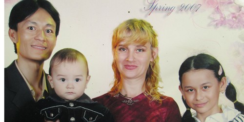  Vợ chồng chị Lê Na và hai con