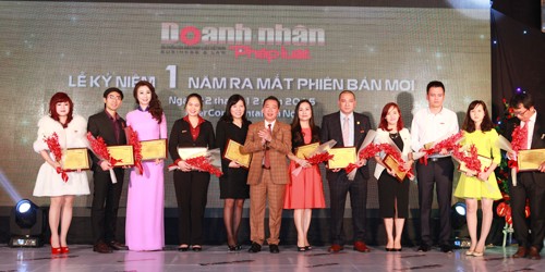  TS.Đào Văn Hội – Tổng Biên tập Báo Pháp luật Việt Nam đã tặng hoa và kỷ niệm chương cho các doanh nhân 