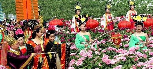 Hoàng hậu, thái giám và các cung nữ đời Hán