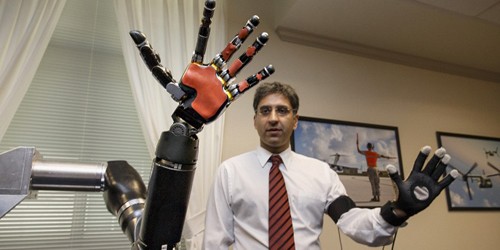 Một kỹ sư tại đại học Johns Hopkins đang kích hoạt cánh tay robot tại Cơ quan các dự án nghiên cứu quốc phòng hiện đại (DARPA) thuộc Lầu Năm Góc, Mỹ.
