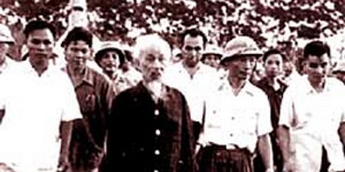 Tư lệnh Phùng Thế Tài (người đội mũ, bên trái Bác) hướng dẫn Bác Hồ thăm trận địa tiểu đoàn 61, Trung đoàn tên lửa sông Đà ngày 26/8/1965.