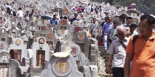 Nghĩa địa chật chội ở thành phố đắt đỏ bậc nhất thế giới