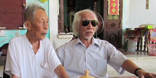 Ông Nguyễn Thanh (phía trái) 