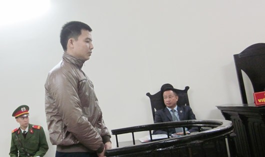   Bị cáo Tống Huy Khánh lặng lẽ nghe tuyên án